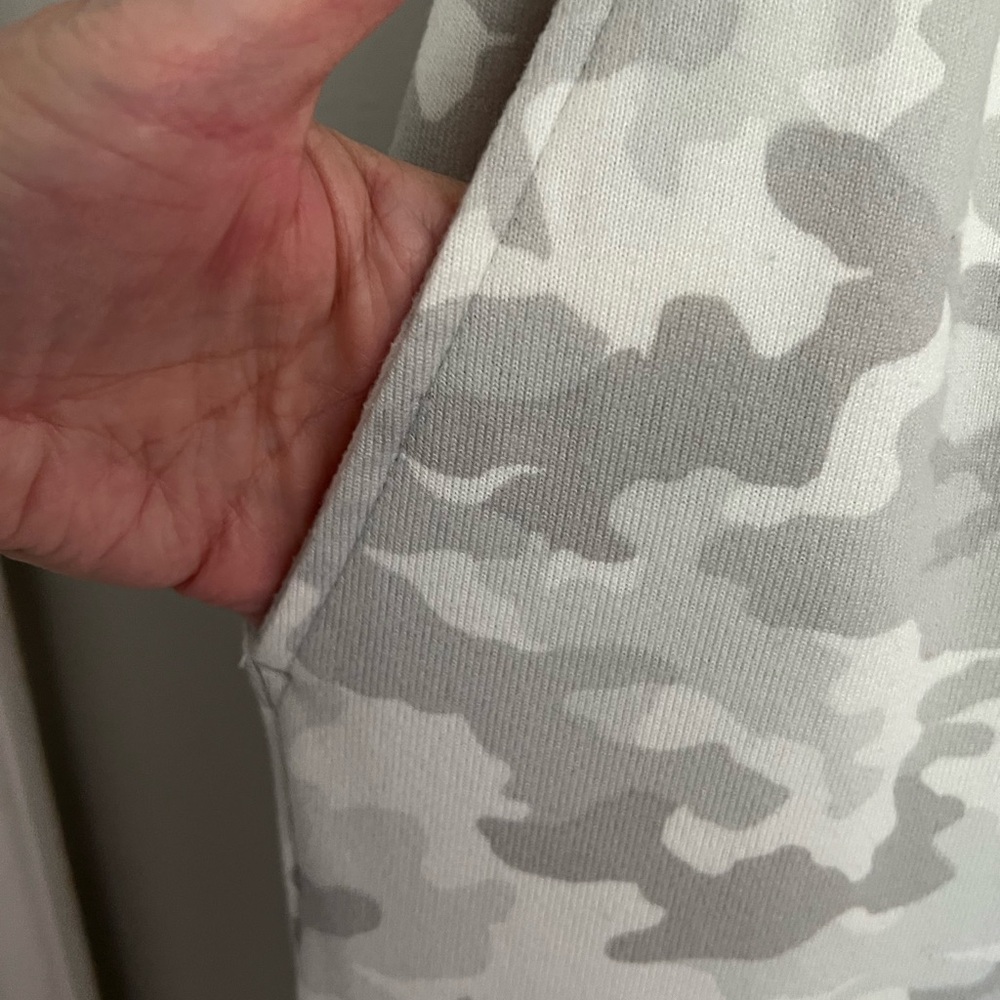 Time and Tru Gray and White Camouflage Sweatpants Relaxed Fit - Picture 5 of 9
